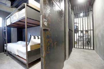 هتلی که زندان گردشگران می‌شود