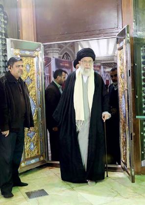 رهبر معظم انقلاب اسلامی در مرقد امام خمینی (ره) وگلزار شهدا حضور یافتند