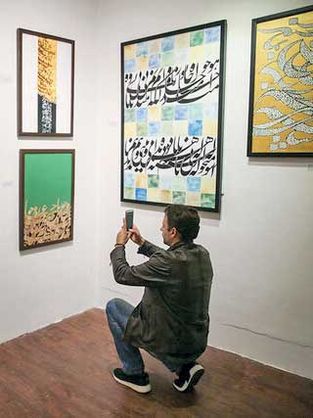 نقاشی‌خط‌های ۳  نسل از هنرمندان در یک نمایشگاه
