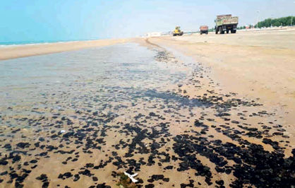 رد لکه نفتی بر ساحل خلیج فارس