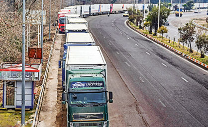 کامیون‌های ایرانی و  گرجی 
پشت مرزهای بسته
