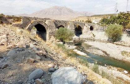 پل ۸۵۰ ساله شاه عباسی، جای کباب خوران مردم