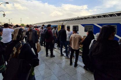 اعتراض مردم ورامین به مدیریت قطارهای حومه‌ای+ عکس