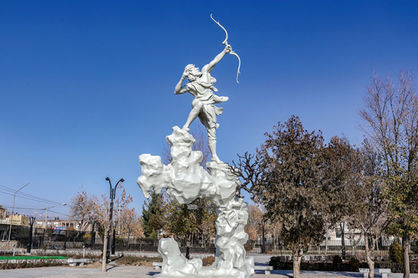 2 مجسمه نظامی گنجوی و آرش کمانگیر به شهر تهران اضافه شدند