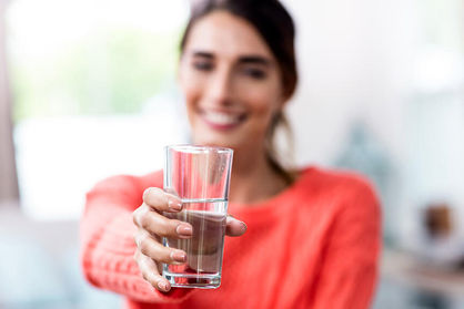 نوشیدن آب با معده خالی و ناشتا چه فوایدی برای بدن و سلامتی دارد؟