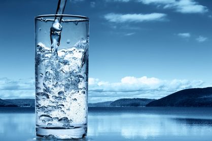 این علائم نشان می‌دهد زیاد آب می‌نوشید/ نوشیدن آب زیاد چه بلایی سر بدن می‌آورد؟