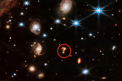 عکس عجیب تلسکوپ جیمز وب/ علامت سوال بزرگ نورانی در فضا چیست؟