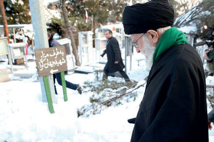 رهبر معظم انقلاب اسلامی در مرقد امام راحل و گلزار شهدا حضور یافتند