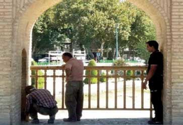 مانع مرگ گردشگران یا عامل مرگ سیوسه پل!