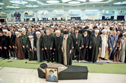رهبر معظم انقلاب بر پیکر آیتالله شاهرودی نماز اقامه کردند