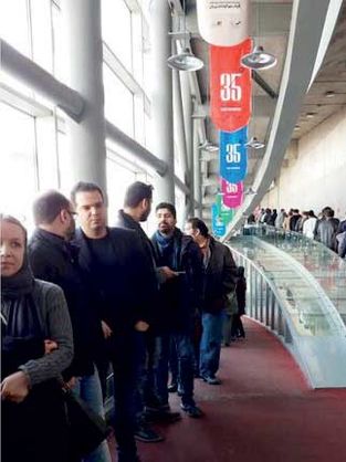 صف طولانی برای تحویل بلیتهای جشنواره فیلم فجر