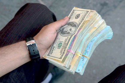 قاچاقچیان مشتری دلار بازارسیاه هستند