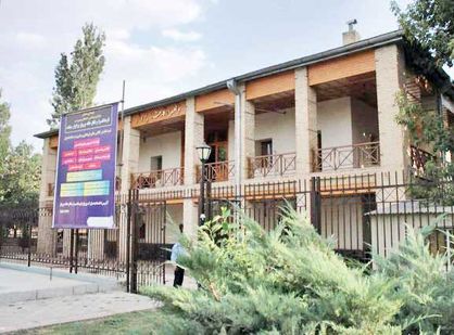 عمارت «امریکاییها» زیر سایه برجهای دوقلو