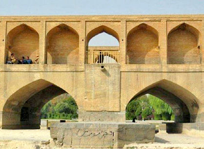 بررسی آسیبهای سیوسه پل توسط «ایسکارسا»