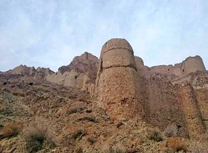 قلعهای 2500 ساله که در آن آب سربالایی میرفته!