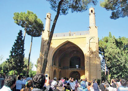 منارجنبان خسته از تکانهای شدید