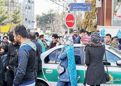 تجمع هواداران استقلال در کوچه‌های اطراف ساختمان باشگاه