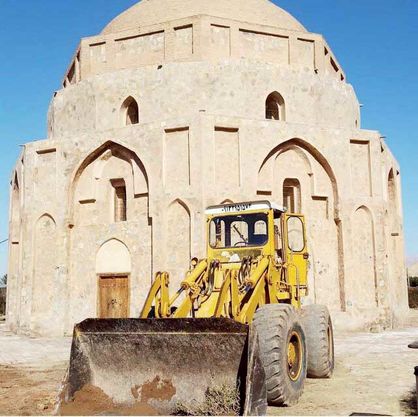 گنبد «جبلیه» کرمان را با لودر ساماندهی می‌کنند؟