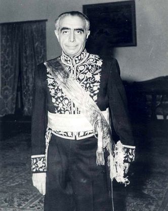 علی امینی نخست‌وزیر شد