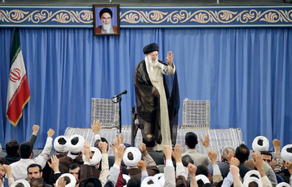 با افزایش معرفت جامعه، گفتمانهای انقلابی را تقویت کنید