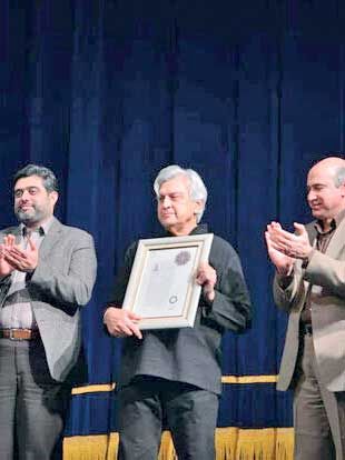 میناسکانیان نشان درجه یک هنری گرفت