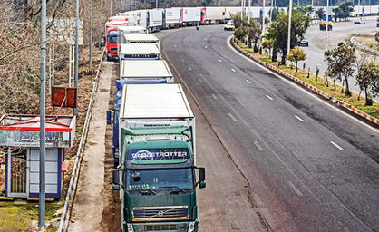 کامیونهای ایرانی و گرجی
پشت مرزهای بسته