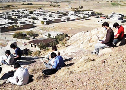 دانشآموزانی که برای اینترنت به تپهها میروند