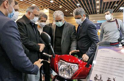 شهردار تهران از غرفه ایران‌دو‌چرخ بازدید کرد