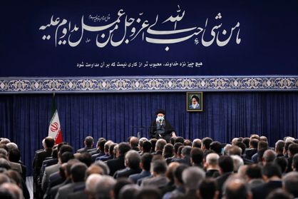 ببینید| تذکر و توصیه رهبر انقلاب در دیدار با کارآفرینان/ یک دهه عقبماندگی داریم