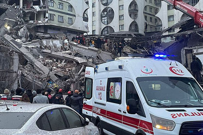 ببینید| ویدئویی تکان‌دهنده از زلزله شدید ترکیه و فرار خودروها از آوار