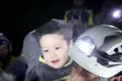 ببینید| ماندن زیر آوار زلزله هم باعث نشد این کودک سوری دست از بازیگوشی بردارد