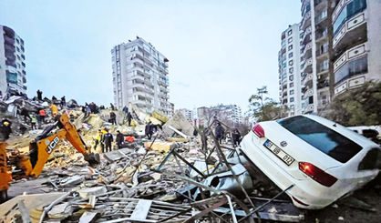 ببینید| صحنه‌ای عجیب از واژگونی یک ساختمان بر اثر زلزله ترکیه