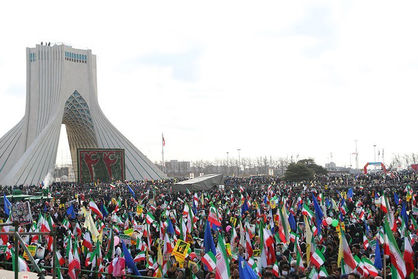 جشن ۲۲ بهمن در تهران و ۱۴۰۰ شهر ایران/ حضور همه اقشار و مسئولین در راهپیمایی ۲۲ بهمن+ عکس