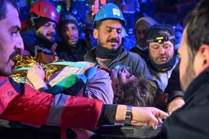 ببینید| نجات معجزه‌آسای پیرزن ۷۷ ساله بعد از گذشت ۲۱۲ ساعت از زلزله ترکیه