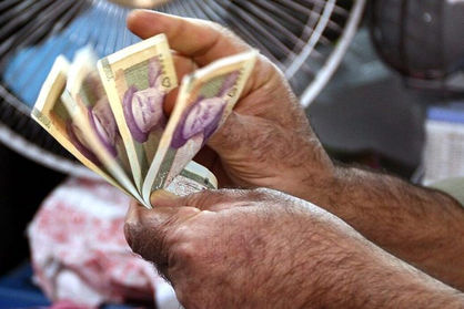 کنایه سنگین به فاصله مبلغ عیدی بازنشستگان و هزینههای جاری/ عیدی جوک سال ۱۴۰۲ است؛ پول یک کیسه برنج!