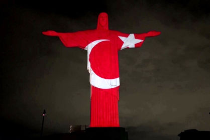 ببینید| مجسمه مسیح به احترام هزاران قربانی زلزله ترکیه و سوریه نورپردازی شد