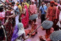ببینید| جشنواره عجیب در هند؛ زنان اجازه دارند شوهرانشان را کتک بزنند!