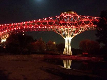 پل طبیعت تهران قرمز می‌شود