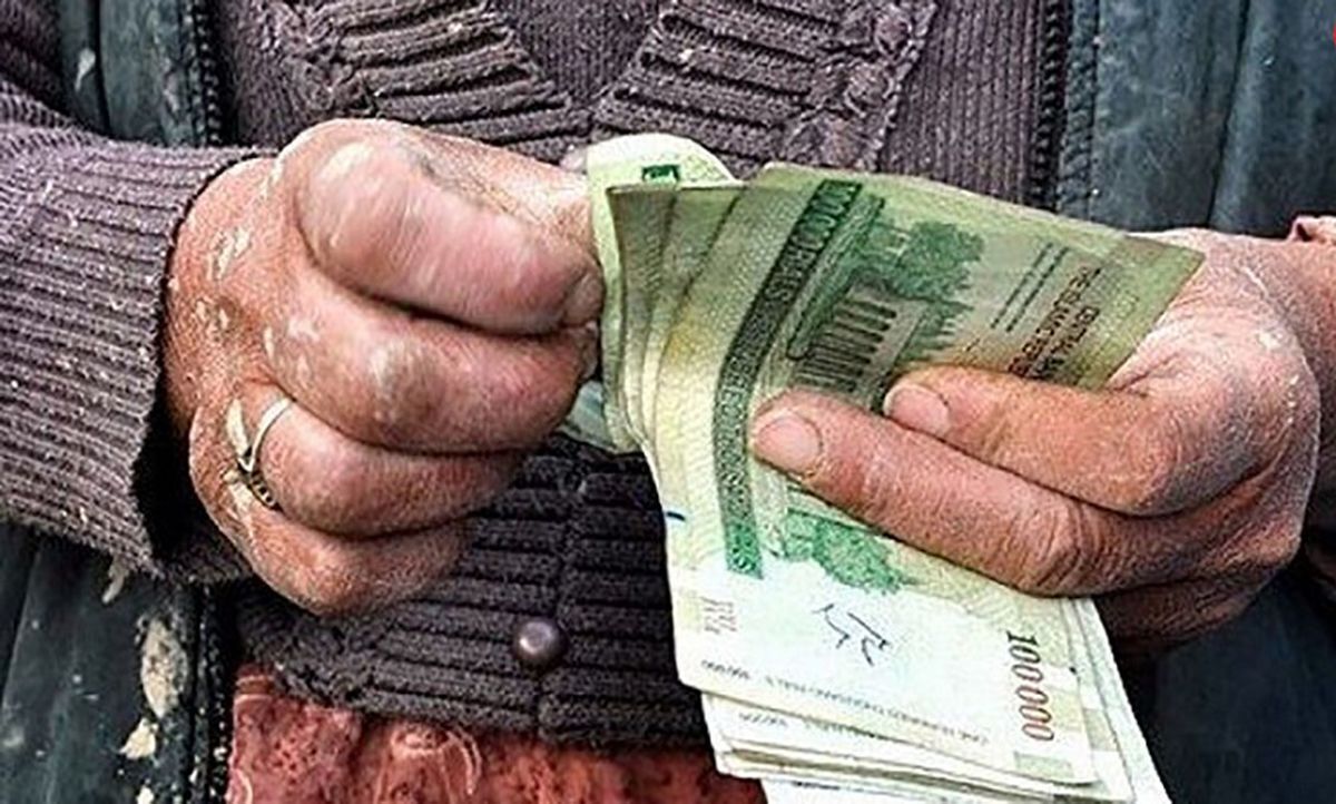 کسی از دولت میپرسد چرا پارسال که رشد دستمزد کمتر از تورم بود، تورم ۴۰ درصدی داشتیم؟