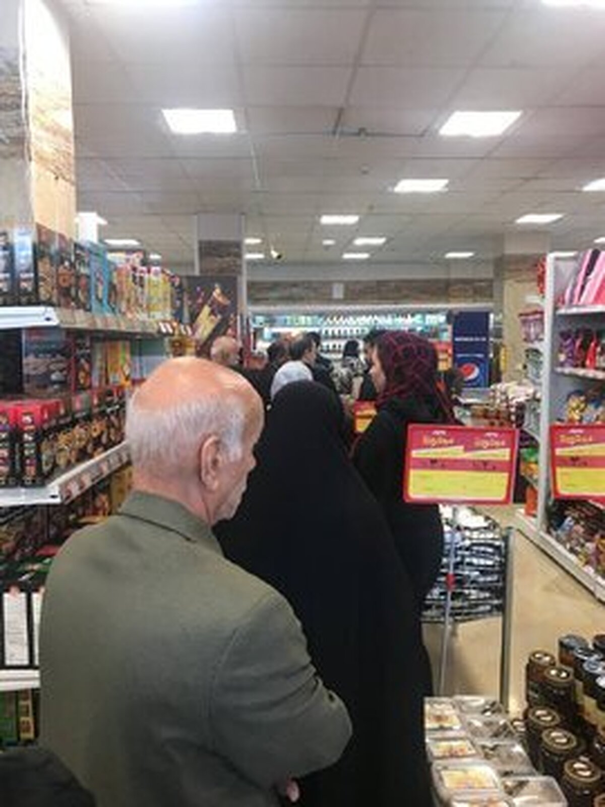 صف طویل مرم برای گوشت قرمز ارزان در یکی از فروشگاههای معروف!