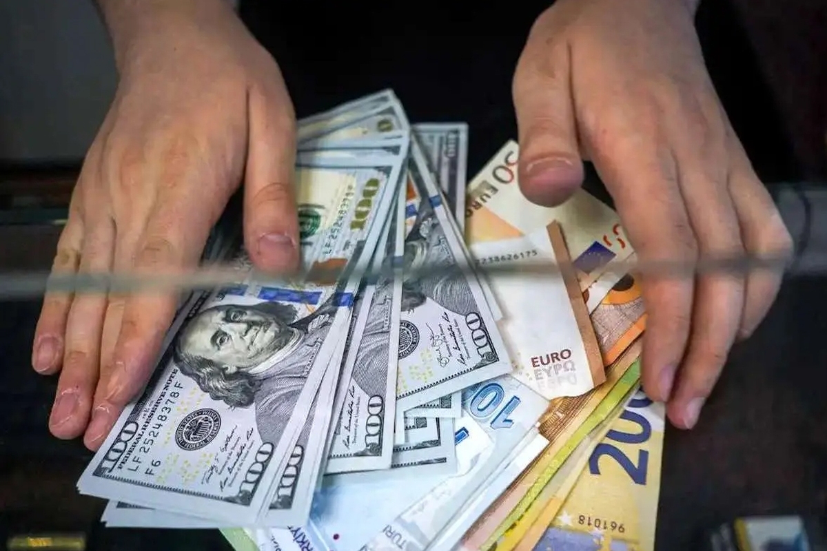 پیشبینی قیمت دلار در روزهای آینده؛ دلار تا پایان سال دوباره سقفشکنی میکند؟