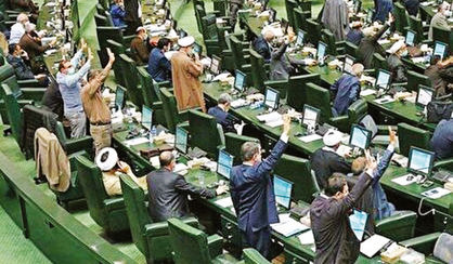 صف آرایی موافقان ومخالفان فاطمی‌امین در صحن