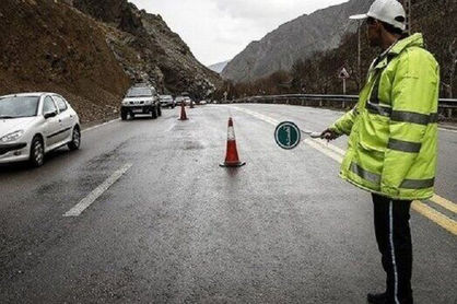 بارش برف در جاده کرج-چالوس/ رانندگان احتمال ریزش سنگ را جدی بگیرند