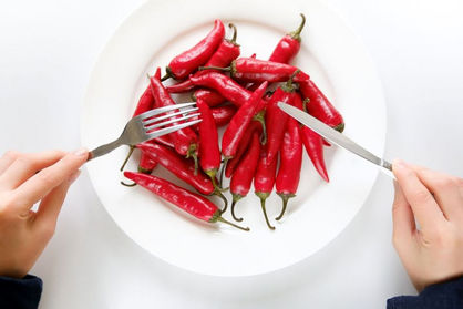 خوردن غذاهای تند چه فواید و مضراتی برای بدن انسان دارد؟