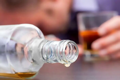 مسمومیت شدید ۹۵ نفر در کرج بر اثر مصرف مشروبات الکلی/ فوت ۱۰ نفر از مسموم‌شدگان تایید شد