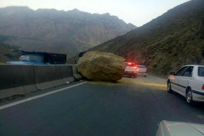 هشدار سقوط سنگ در جاده چالوس/ مسافران در حاشیه جاده توقف نکنند