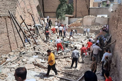 ریزش ساختمان مسکونی در شهرک گلستان با یک فوتی و ۲ مصدوم/ مهندس و مالک ساختمان دستگیر شدند+ ویدئو و جزئیات