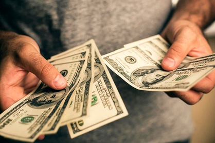 قیمت دلار امروز ۱۰ مرداد ۱۴۰۲ در صرافیها و مرکز مبادله چند؟