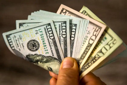 بازدهی دلار در شهریور ۱۴۰۲ مثبت شد/ قیمت دلار با شروع نیمه دوم سال به کدام سو میرود؟
