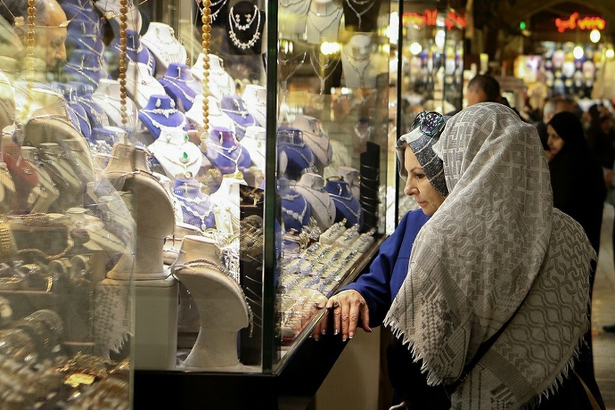 قیمت طلا و سکه امروز ۱۳ آبان ۱۴۰۲ در بازار آزاد/ قیمت طلای ۱۸ عیار و سکه امامی چقدر پایین آمد؟+ جدول قیمتها